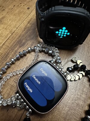 Set Of 2 Fitbit Versa Fitness Smartwatches His Hers 2 Watches 1 Charger