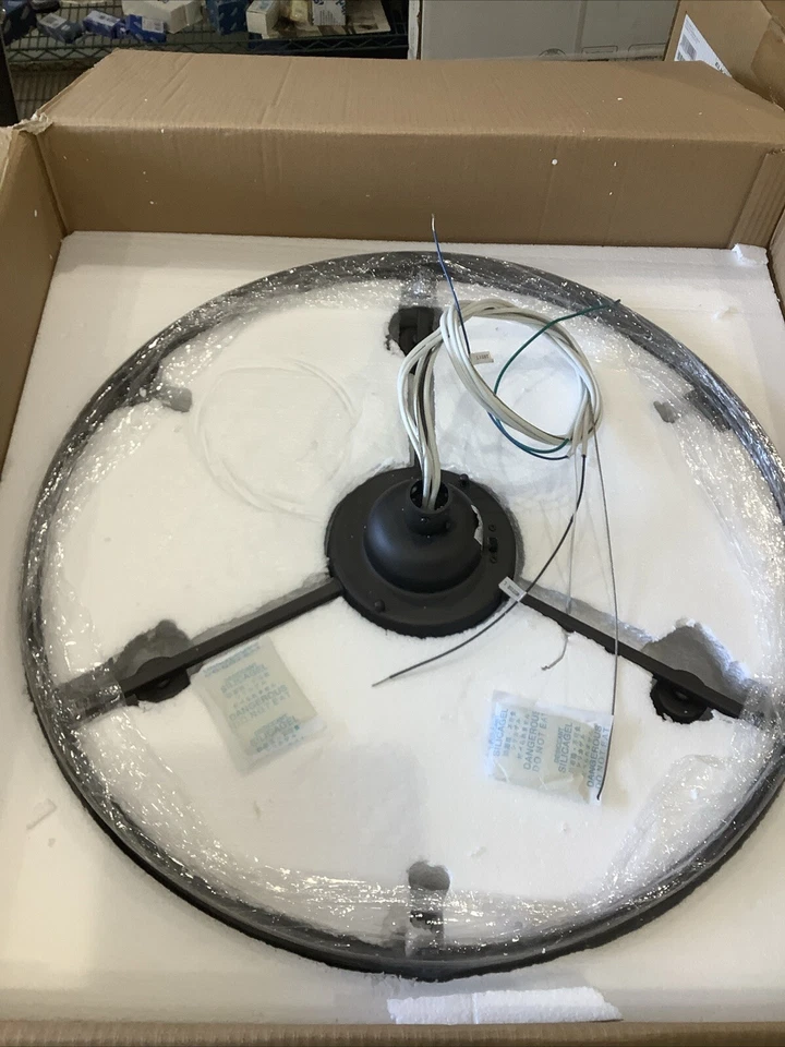 Progress Lighting 24" 3 Blade Indoor Fixture. Graphite. P250012-143-22. RM5 - Image 4 of 4