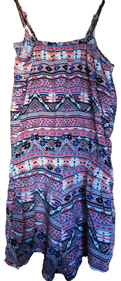 Ein gemusterter Strampler/Playsuit mit Spaghettiträgern, Kordelzug in der Taille und Rüschen