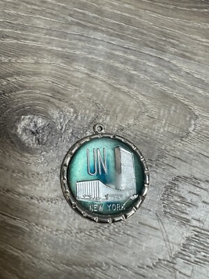 置物 United Nations Foundation Commemorative Vintage Collectible Souvenir Pendant: UN New York United Nations