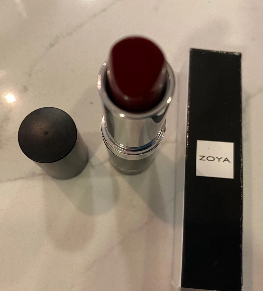 Zoya GEORGIA Barra de Labios - Bold Bright Berry Red Cream Foto 3 de 4