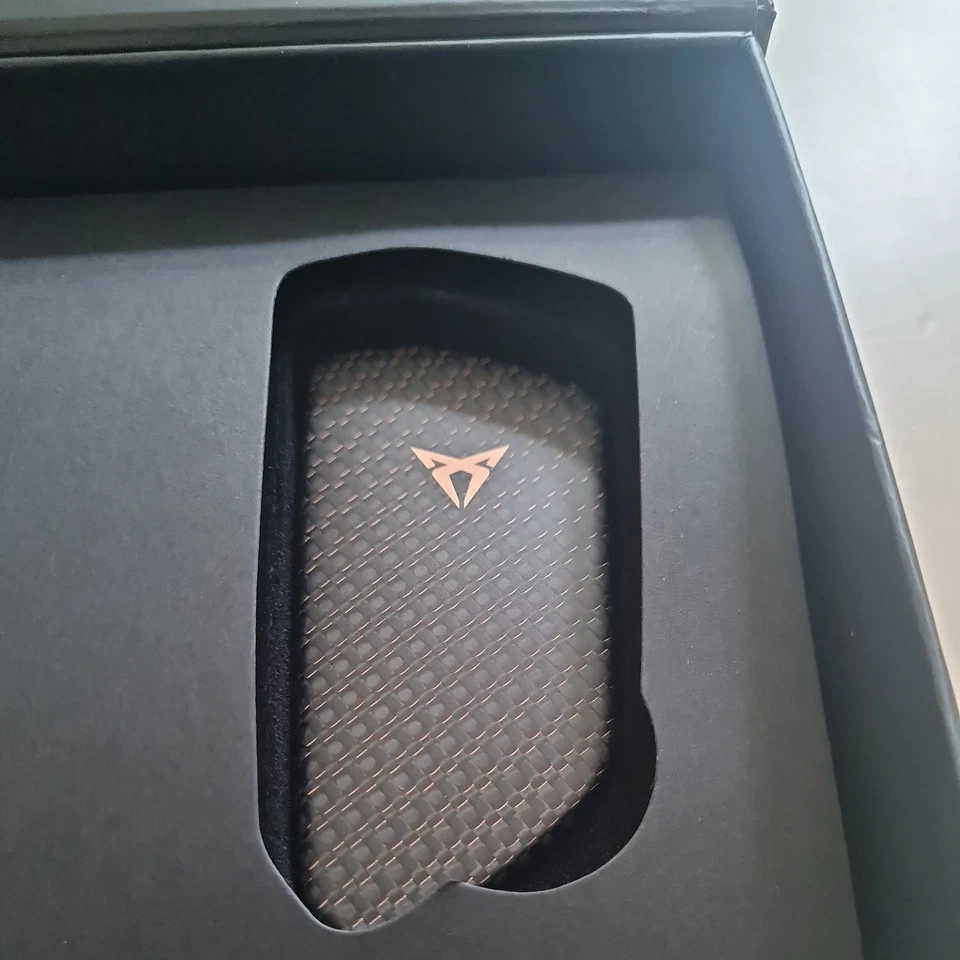 GENUINE CUPRA members gift box; CARBON FIBRE key fob cover &bracelet 5FF087013B - Image 3 of 4