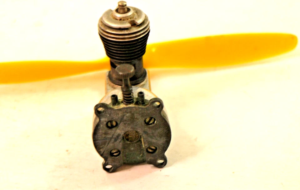 Vintage Cox Thimble-Drome .049 model airplane engine with Tornado Propeller - Image 3 of 4