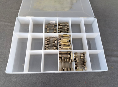 Sortimentskasten mit Fensicherungen Konvolut