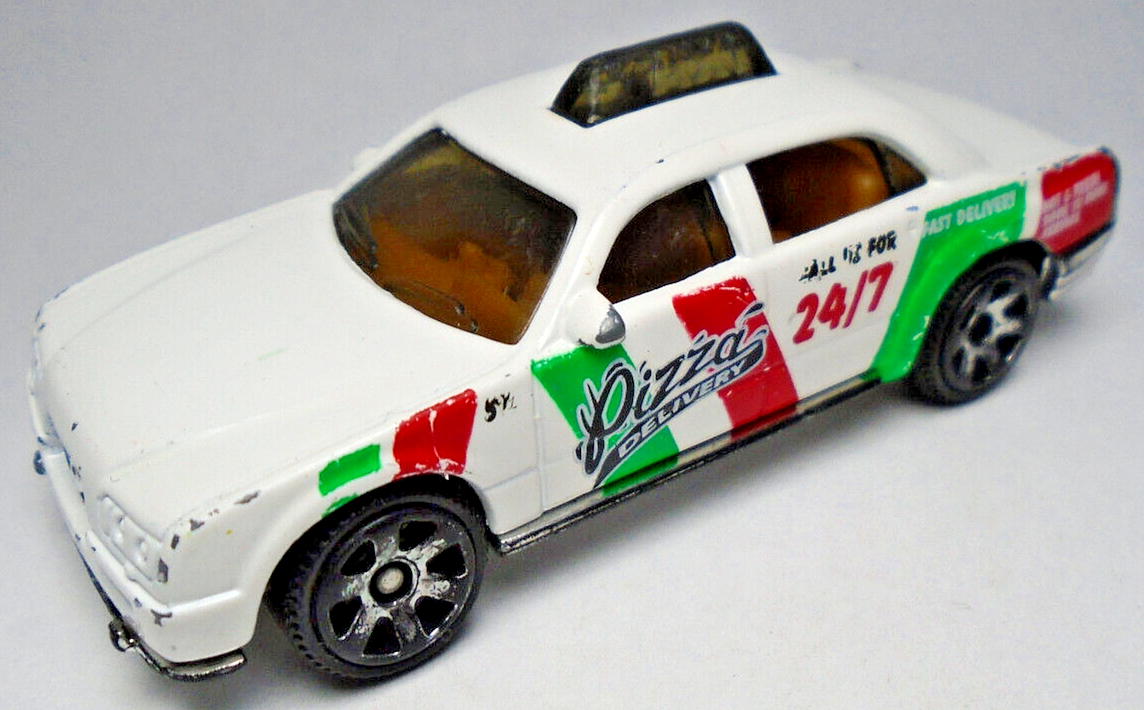 2002 MATCHBOX TAXI CAB PIZZA DELIVERY WHITE 1:64 DIECAST 2 3/4
