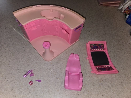 Vtg 1983 BARBIE Beauty Salon Broken, some accessories 4839 - can scavenge