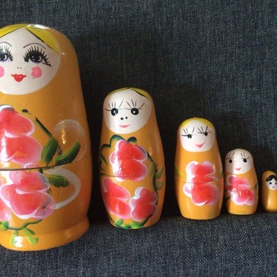 Vintage Set Of 5  Nesting Dolls  Yellow Floral Nice 4 1/2  To 1 Inches Tall