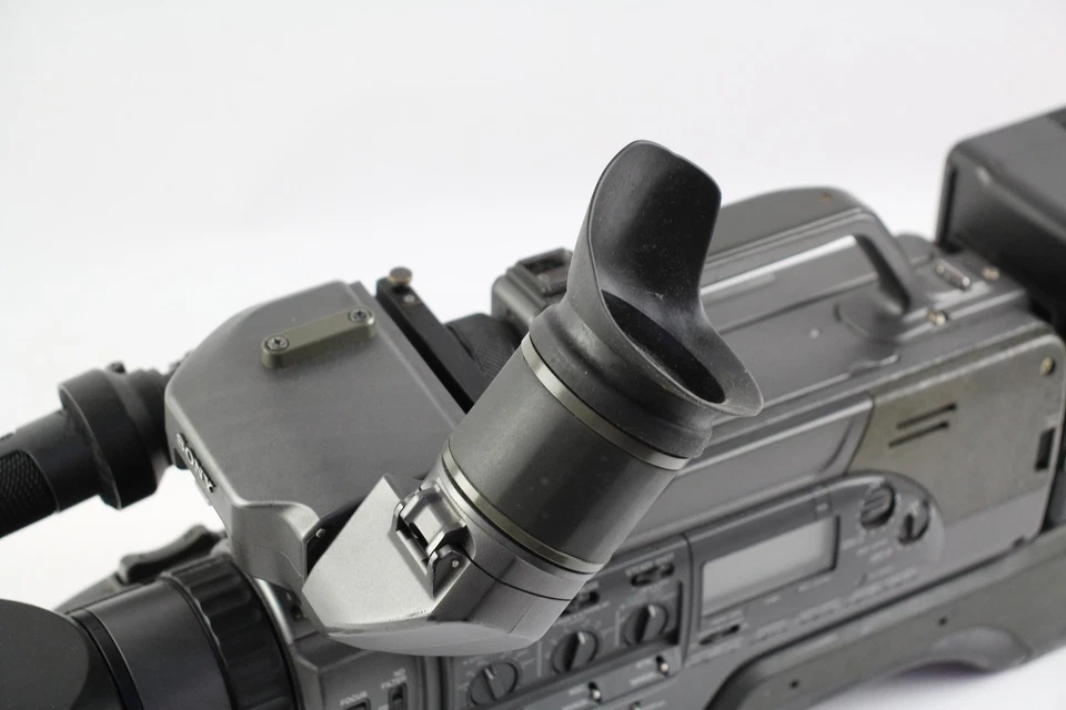 Sony DSR-PD200P 3CCD Vintage DVCAM Pro Video Camera w/ Carry Bag - Image 4 of 4