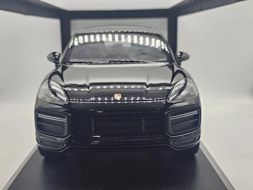 Porsche Cayenne Turbo S 2017 Nero 1:18 Minichamps In Box - Immagine 3 di 4