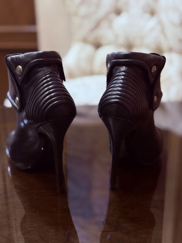 Botines Alexander McQueen Faithful Skull Peep-Toe de cuero negro - Talla 36 Foto 3 de 4