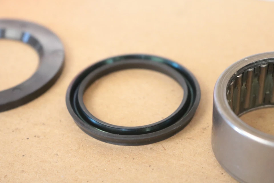 Kit de cojinete y sello de husillo Dodge W300 Dana 60 delantero 1975 a 1993 Foto 3 de 4