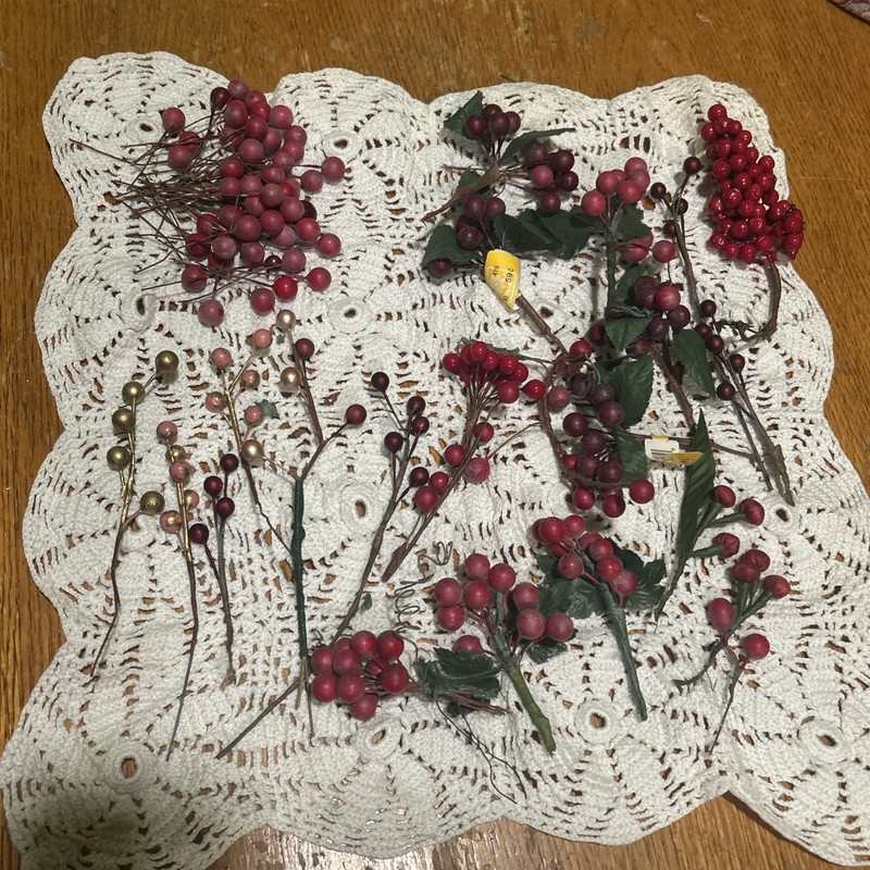 Various lot Red Berries Christmas Crafts 50+ picks 10+ clusters vines items *#3