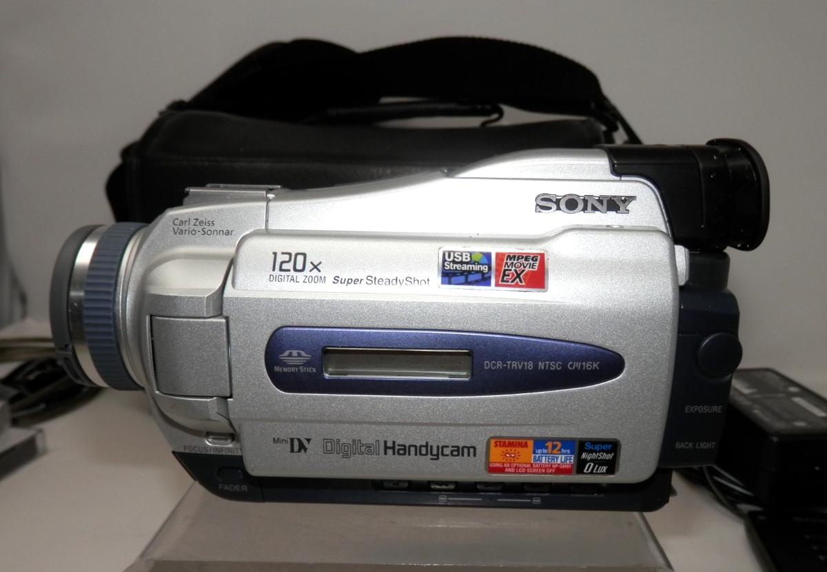 SONY DCR-TRV18 Mini DV Digital Video Camera Handycam Bundle w/Bag