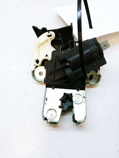 Volkswagen Passat 2006 montaje de actuador de bloqueo de maletero trasero OEM 4F5827505 Foto 2 de 4