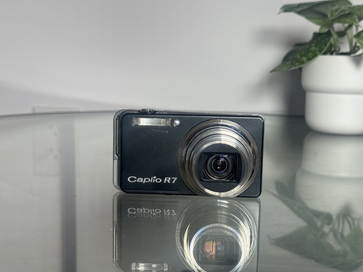 Ricoh Caplio R7 8.2MP Compact Digital Cam 7.1x Zoom Black w
