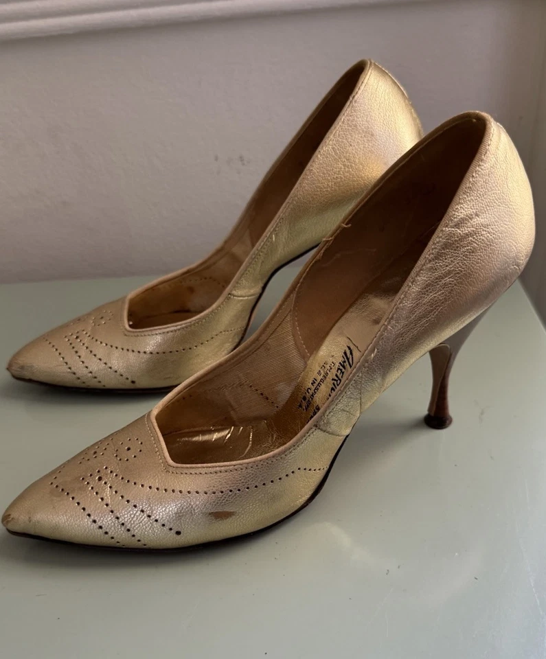 Zapatos de salón para mujer American Girl dorado lamé 4" tacón de madera estrecho talla 7 AA de colección Foto 3 de 4