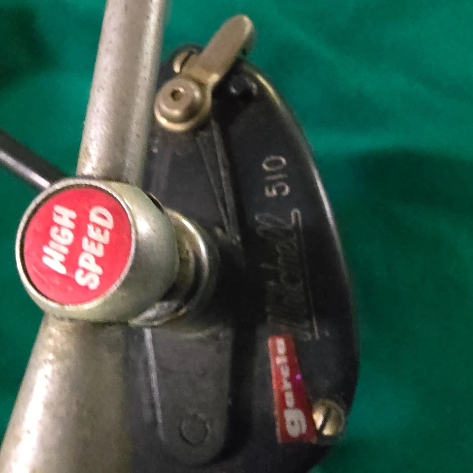 Carrete giratorio Garcia Mitchell 510 de colección con varilla a juego varilla de 6,6’ Foto 4 de 4