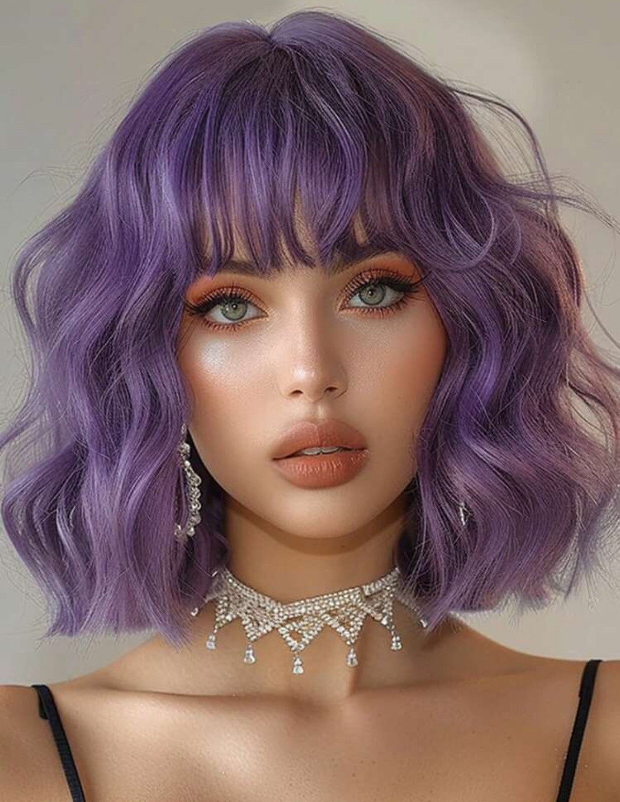 Perruque synthétique violette prune ondulée 30cm : volume naturel et tenue parfaite