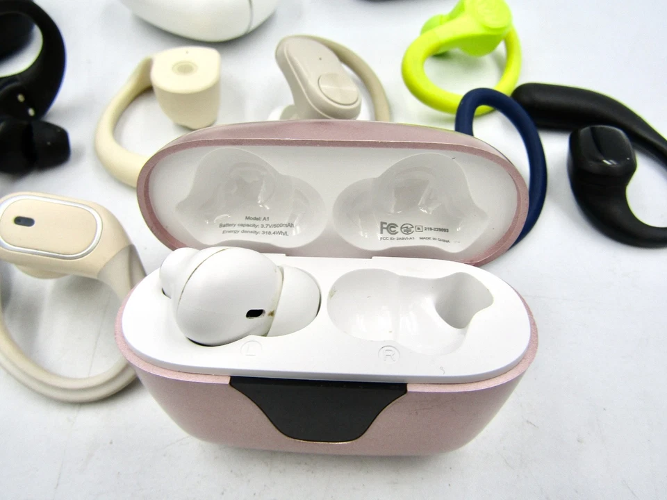 Mixed Lot Single Earbuds and Cases for Wireless Bluetooth Headphones (Uncleaned) - Image 3 of 4