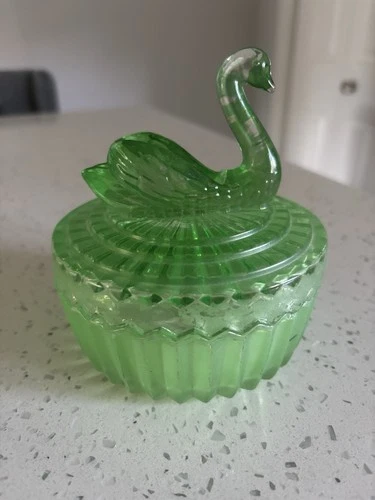 😍 Beautiful Vintage Jeanette Green Glass Swan Covered Candy Dish 🙀