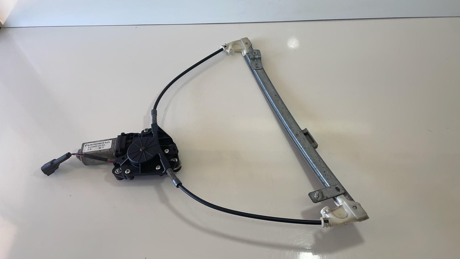 MECCANISMO ALZAVETRO ANT. SX PER ALFA ROMEO 147 Serie (937_) 46751871 (05>10)