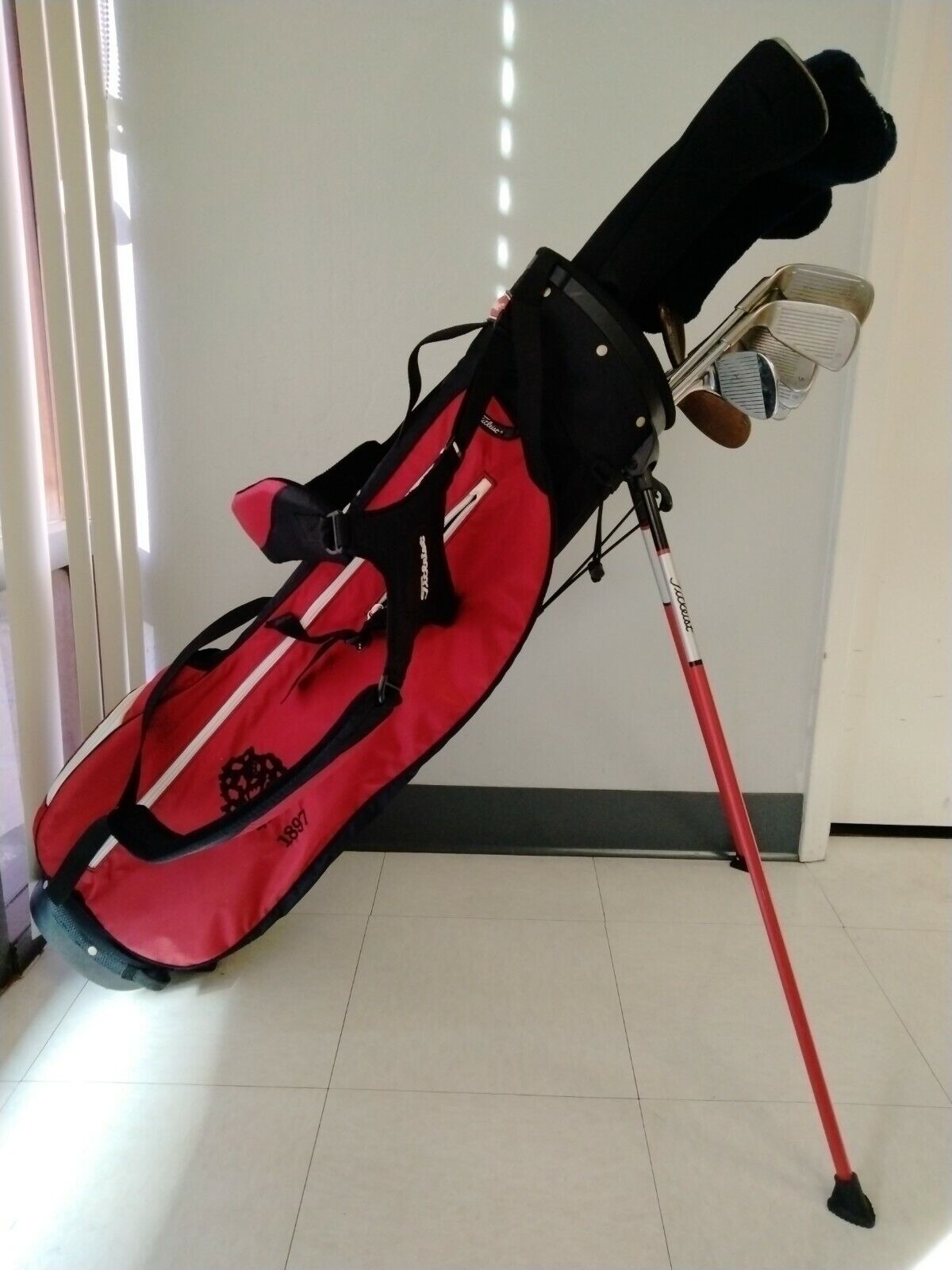 TITLEIST Lightweight Dual Strap Golf Bag w/Clubs: Callaway, Clev