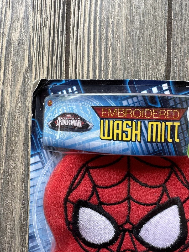 Marvel Ultimate Spider-Man Bath Time Embroidered Wash Mitt and Body Wash - Image 2 of 4