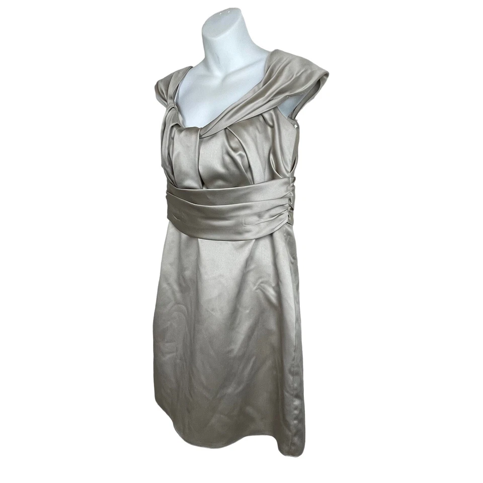 Vestido corto Jim Hjelm Ocasiones Satén Champagne Largo Conocido Talla 12 Dama de honor Foto 3 de 4