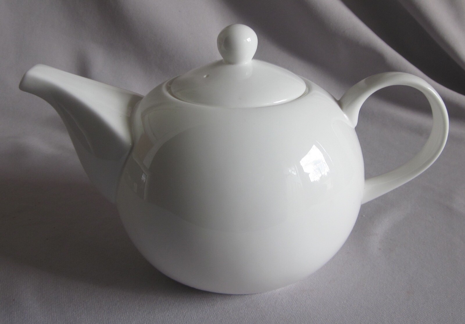 Teapot Tea Pot Tabletops Unlimited Studio TU All White 39 OZ 4 3/8" Ht