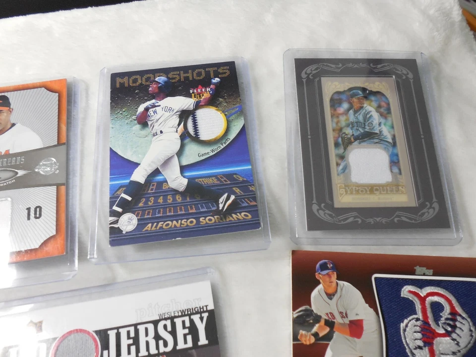 TEN RAW ALL GAME USED OR GAME WORN MATERIAL RELIC BASEBALL CARDS Foto 3 de 4