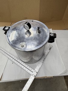 Presto 22 Quart Pressure Cooker Canner With New Gaskets. Very Nice.