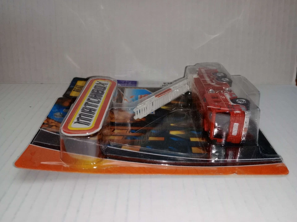 2008 Matchbox Working Rigs Pierce Quantum Aerial Ladder FIRE Truck - Image 4 of 4