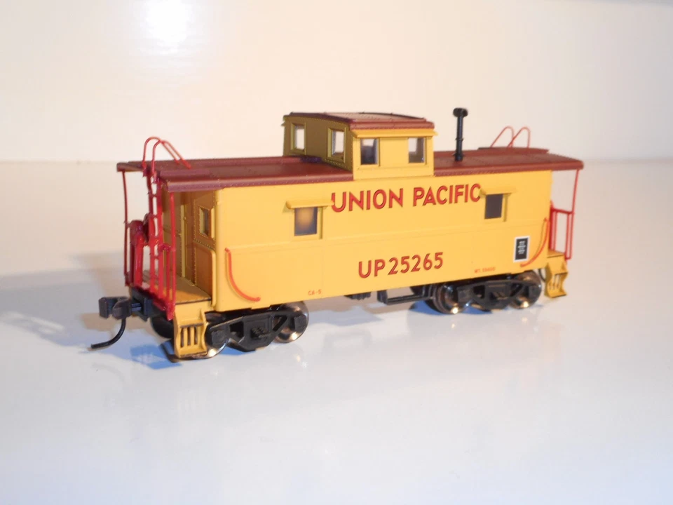 Atlas 955, Union Pacific Cupola Caboose, road 25265. In New cond.HO scale.Boxed - Image 3 of 4