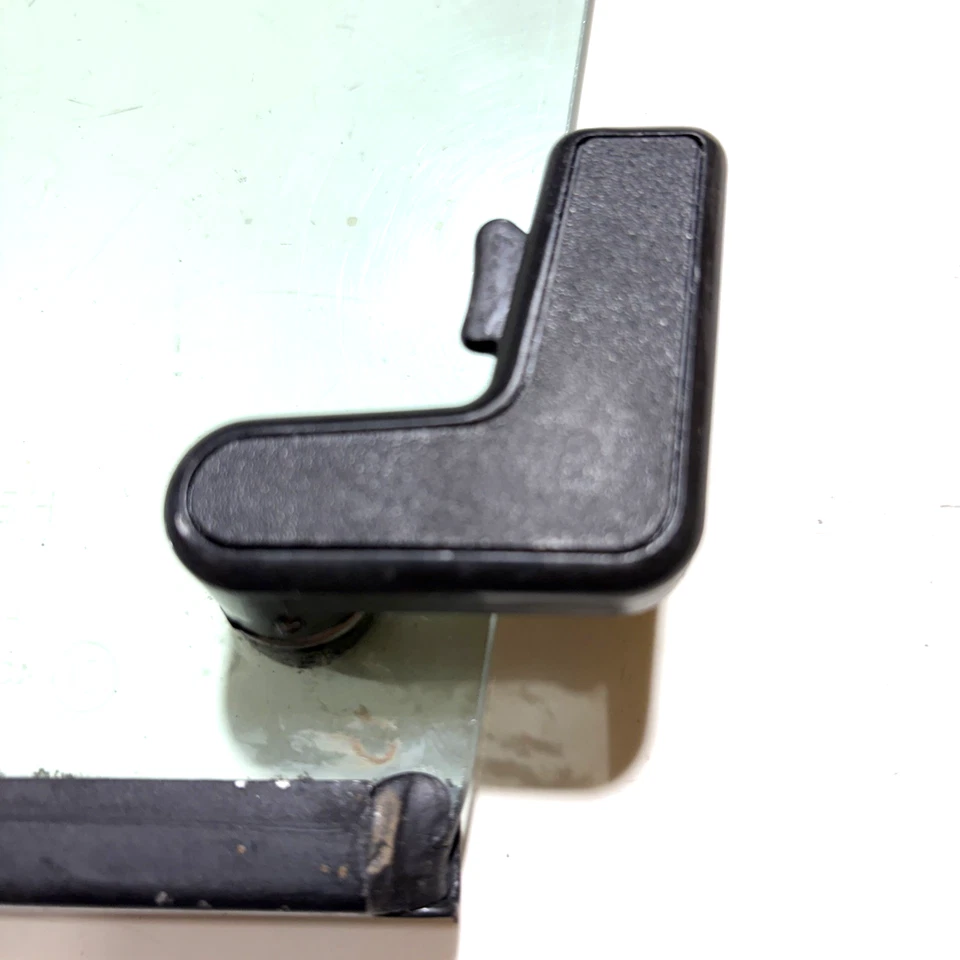 1982-1988 Jeep Cherokee vent glass (RH passenger side) wing window (Comanche) - Image 2 of 4