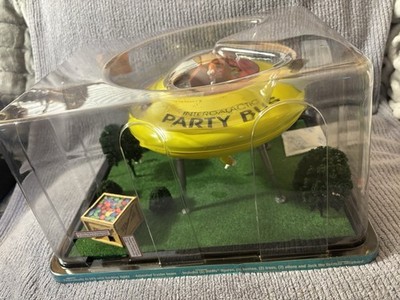 Menards O Scale 279-6130 M&M's UFO Scene Encounter 