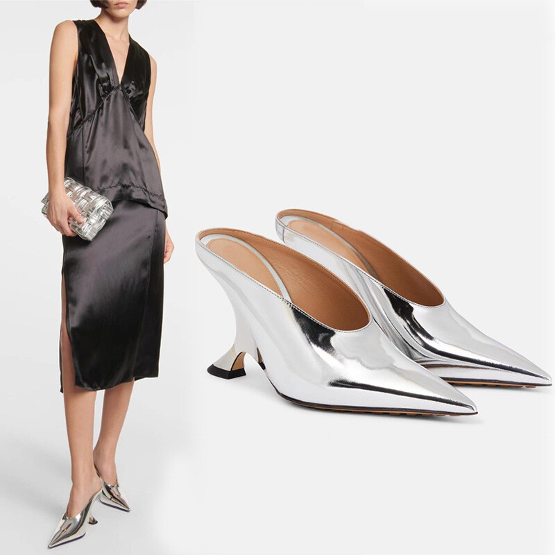 PANTOFOLA D’ORO Ciabatta donna runway a punta slip on mules pelle verniciata strana zeppa tacco