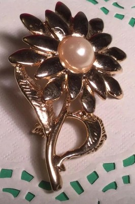 PRETTY GOLDTONE FLOWER PIN BROOCH WITH FAUX PEARL CENTER NICE