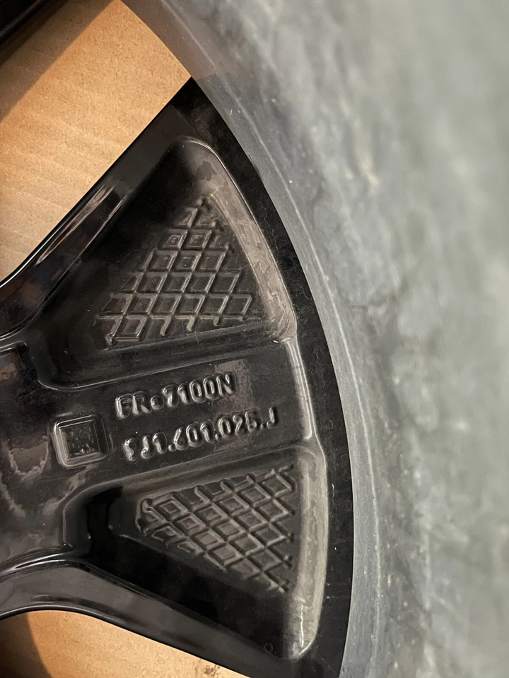 Porsche Taycan Turbo Aero Wheels 20” fabricante de equipamento original, preto, com tampas centrais - Imagem 3 de 4