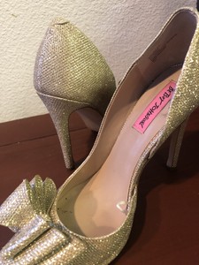 betsey johnson gold glitter heels