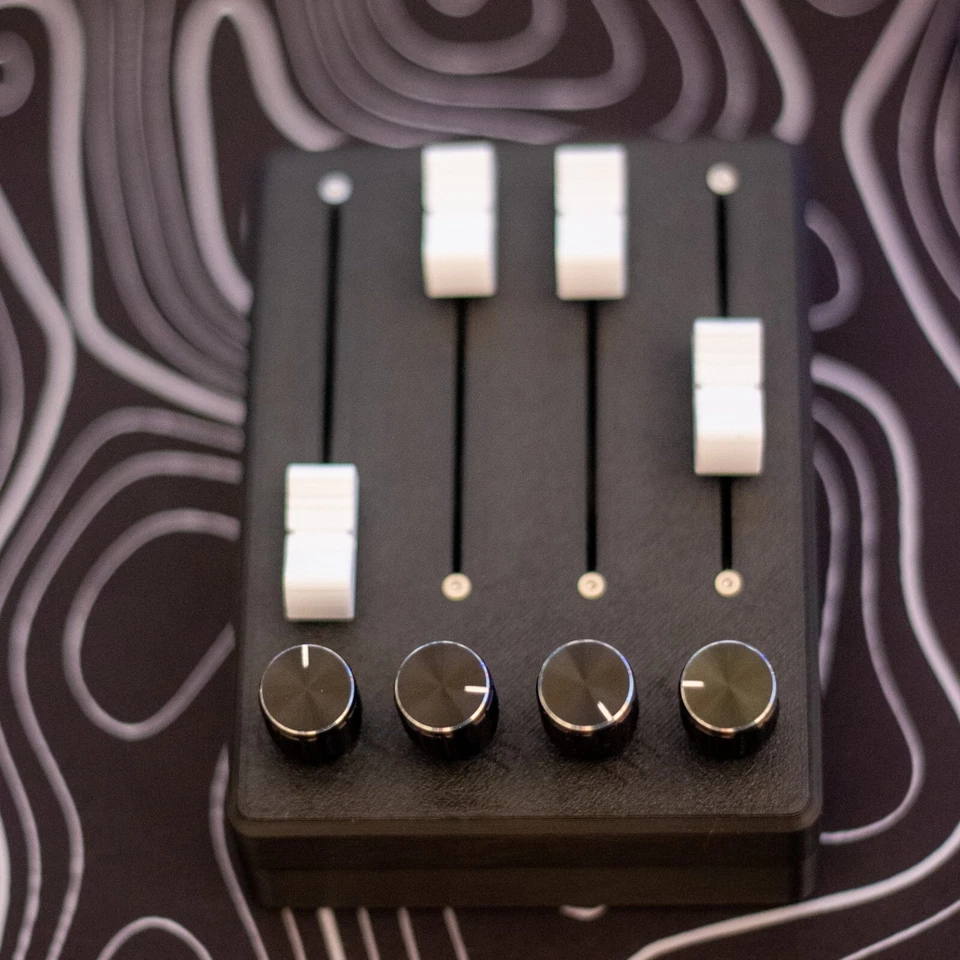 MIDI Control 4 Faders + 4 Encoders | USB - C - Image 2 of 3