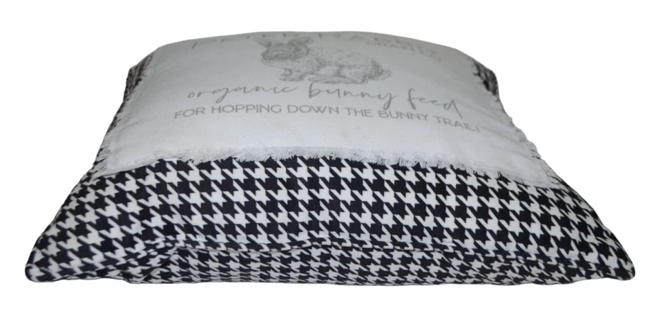 Almohada Decorativa 19" x 19" Peter Rabbit Bunny Negro Blanco Pata de Gallo Foto 4 de 4