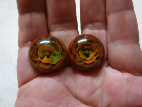 Vintage buttons - set of 2 matching - apple juice ???? reverse carved