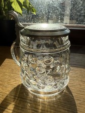 Glas-Bierkrug mit Zinndeckel &ndash; Optikglas &ndash; Muschel-Daumenrast &ndash; Vintage