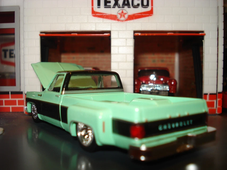 1973 CHEVROLET SILVERADO PICKUP TRUCK LIMITED EDITION EDITION 1/64 GREEN DUALLY - Image 4 of 4