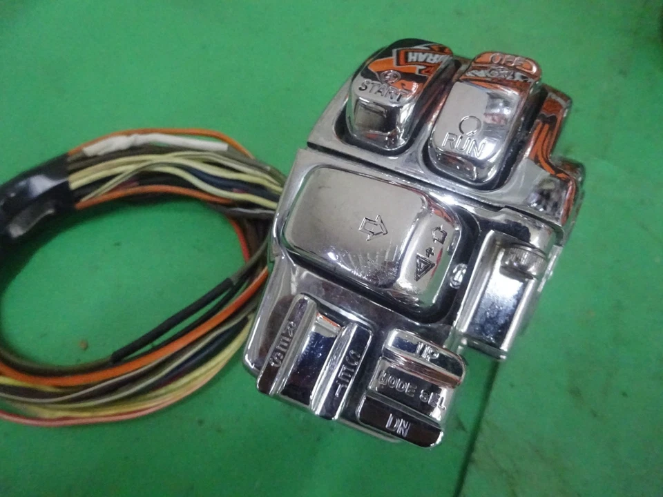 HARLEY DAVIDSON BAGGER'S USED CHROME LEFT & RIGHT H/B/SWITCH Housing W/WIRES - Image 2 of 4