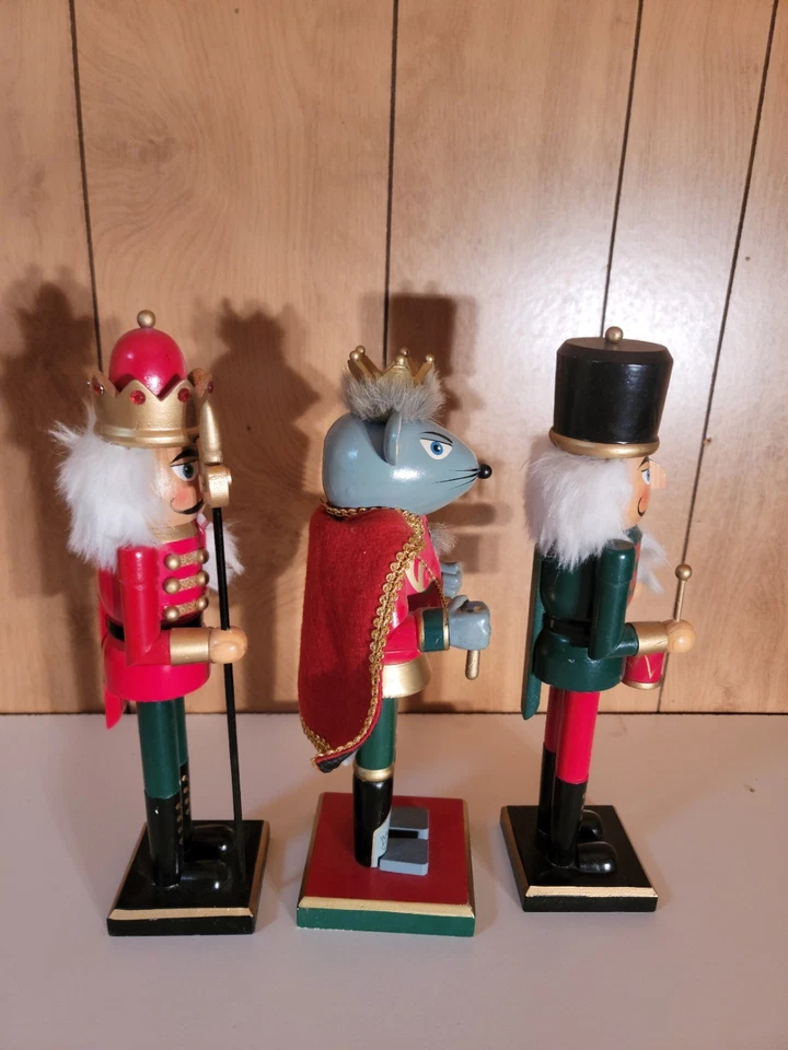 Cascanueces de madera vintage de 16" Collection Three Foto 3 de 4