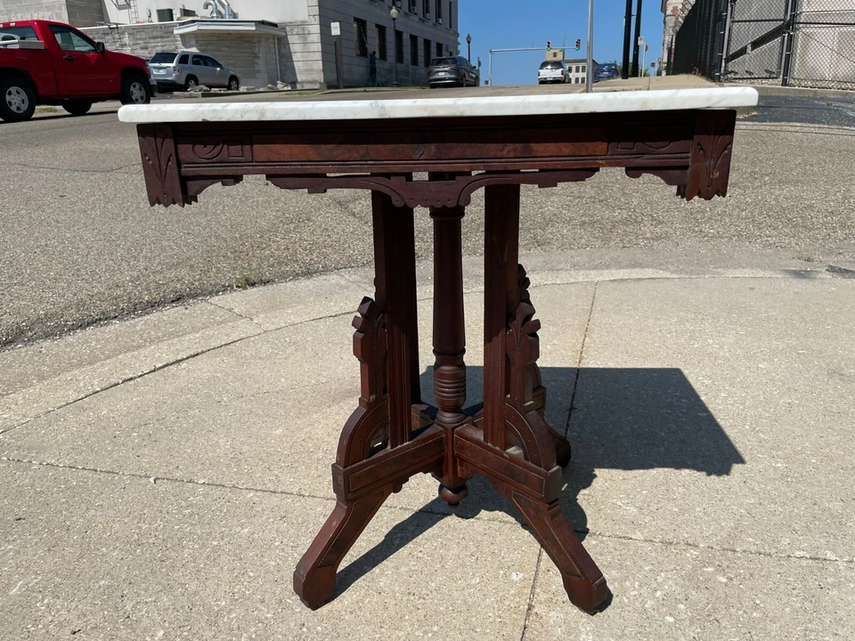 Antigua mesa victoriana gótica italiana con tapa de mármol blanco madera de caoba burl 29" Foto 4 de 4