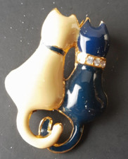 Brooch/Pin: Cream/Ivory/Blue CATS Kittens w/rhinestone collar 1  5/8 " x 1 "