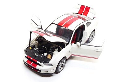 AUTOart 1:18 Ford Mustang Shelby GT500 in Performance White AUTOart 1:18 Ford Mustang Shelby GT500 in Performance White