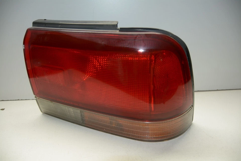 Luz trasera derecha del lado del pasajero Buick Legacy 1993-1994 OEM, 166-58619 Foto 2 de 4